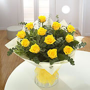 A bouquet of a dozen yellow roses