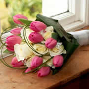 A bouquet of ivory roses and pink, closed, Daffodils